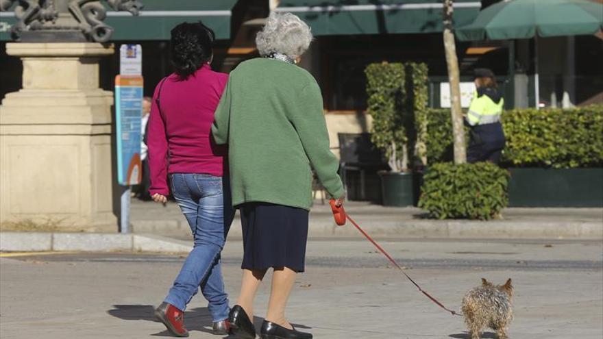 Solo el 13% de las cuidadoras cotizan a la Seguridad Social pese a que paga el Estado