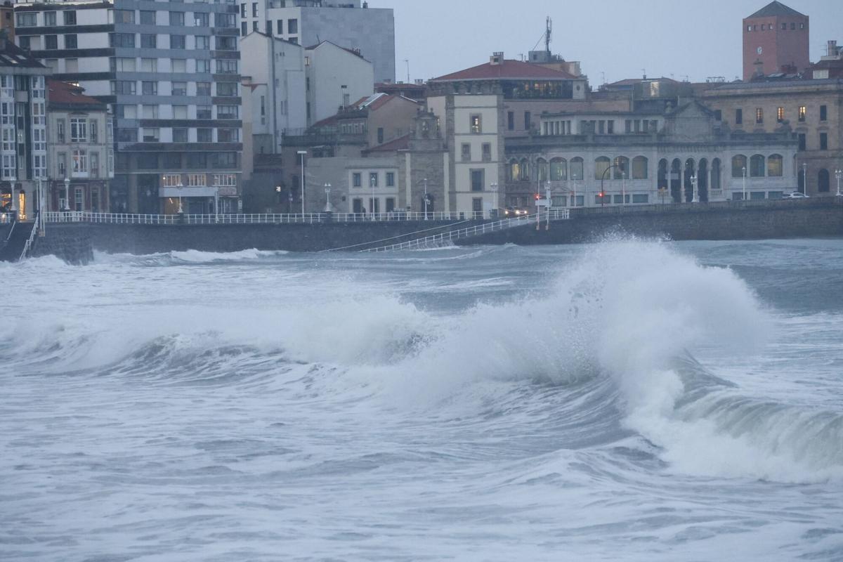 Así se vivió en Gijón el temporal, con olas de seis metros