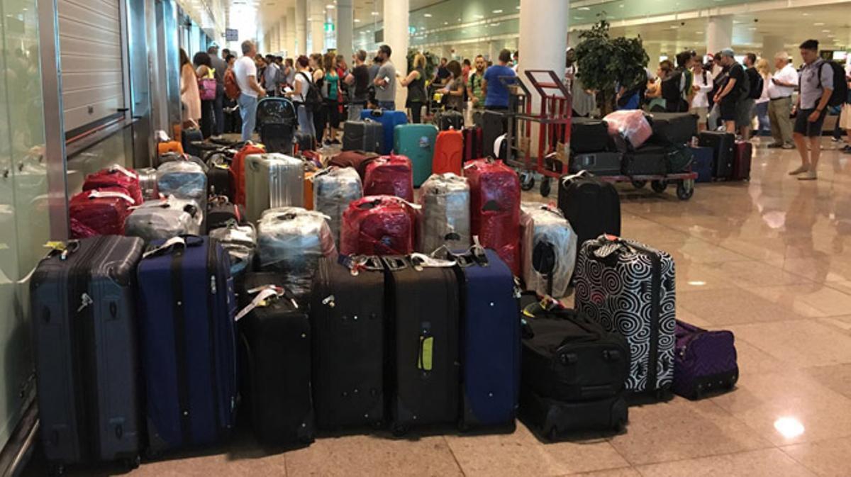 Nuevos cancelaciones y retrasos en Vueling de El Prat afectan a miles de usuarios y sus maletas.