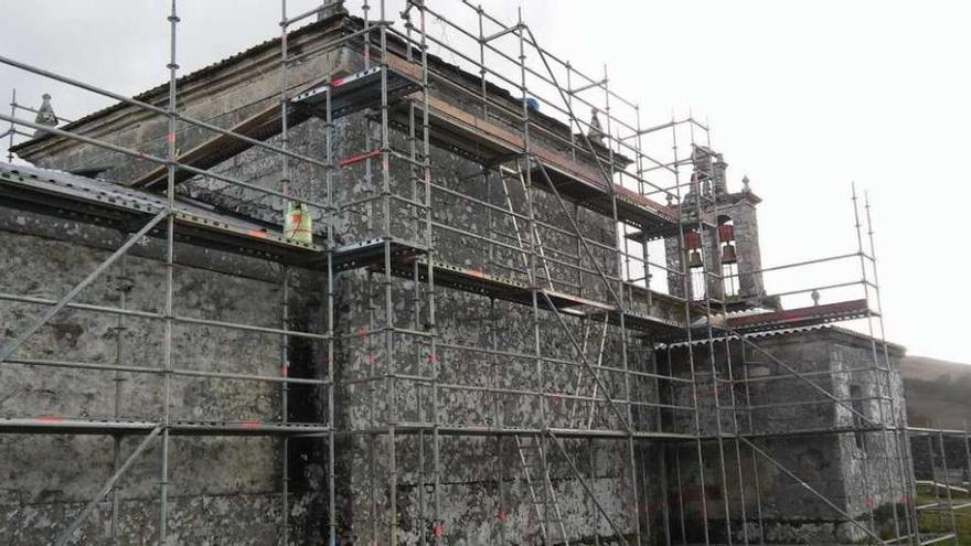 Obras en la iglesia de San Miguel de Presqueiras.