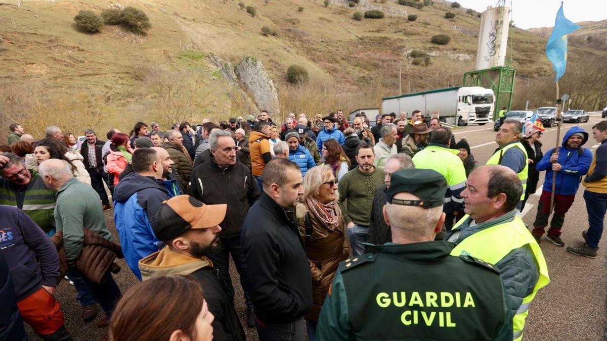 EN IMÁGENES: La protesta de ganaderos y agricultores en Asturias en el "súper jueves" del campo español