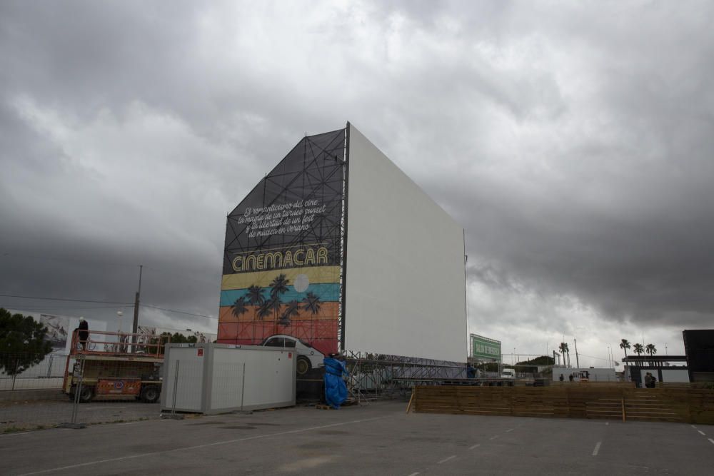 Montaje del nuevo autocine en Alicante, Cinemacar