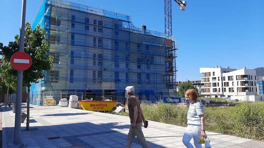 Un edificio en construcción en Lugones, en una imagen tomada ayer.