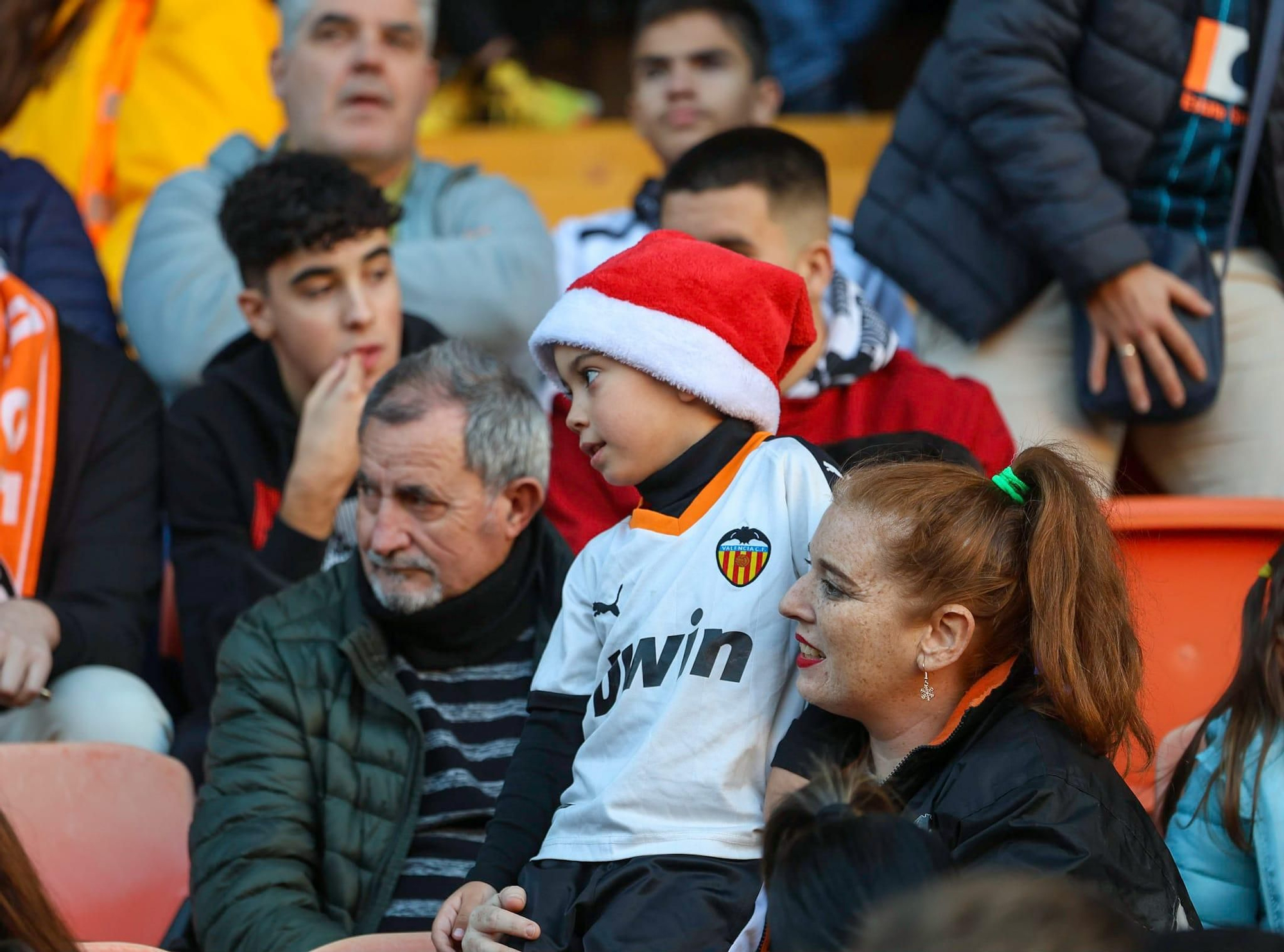 La afición se vuelca con el Valencia CF en el entrenamiento de Mestalla