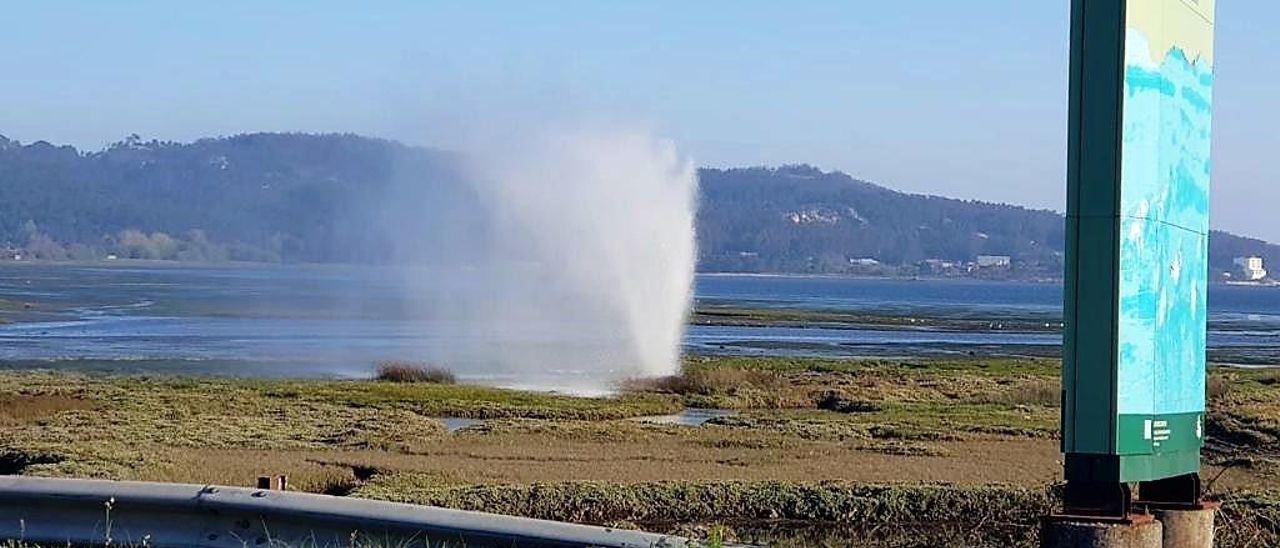 La tubería, que se rompe con frecuencia, pasa bajo el mar en A Lanzada y solo puede repararse con marea baja.