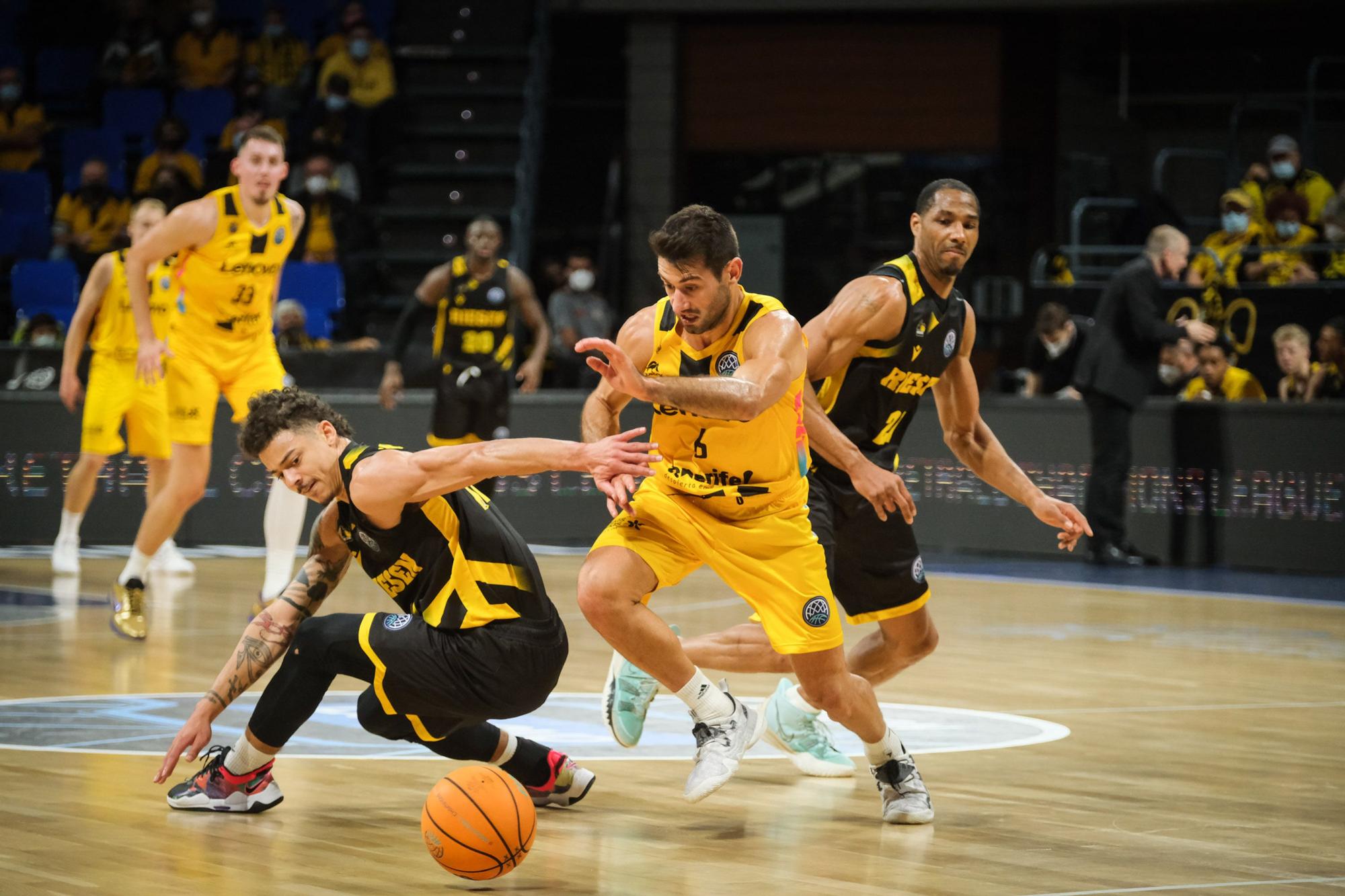 Partido Lenovo Tenerife - MHP Riesen de la Basketball Champions League.