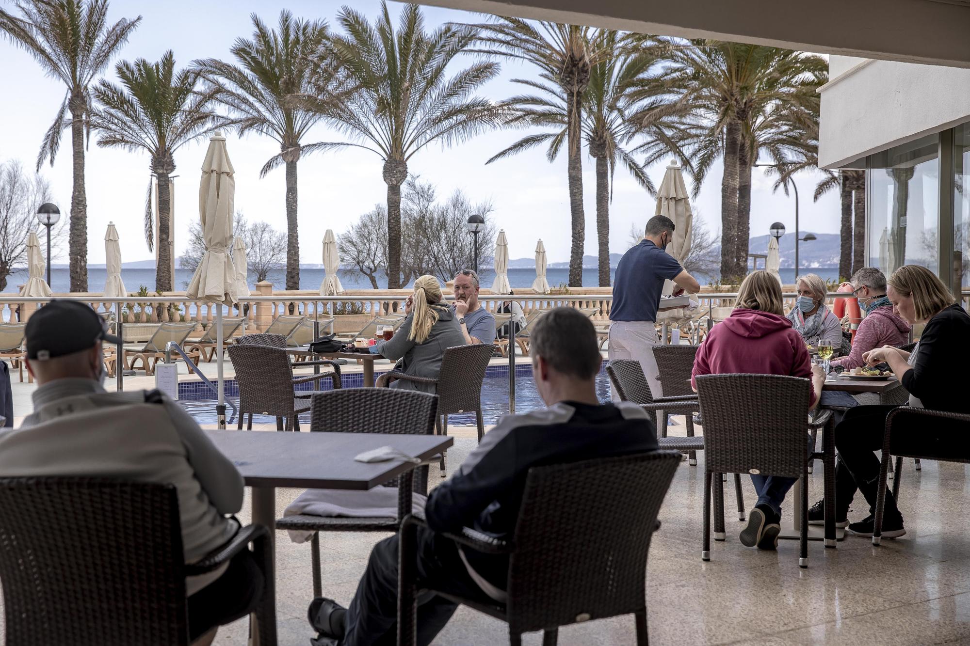 Ajenos a la controversia, los turistas alemanes se refugian en Platja de Palma