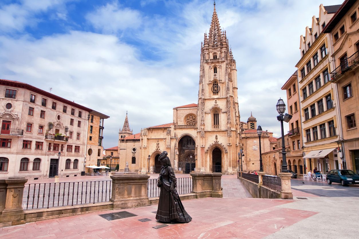 La Plaza de la Catedral con la estatua de La Regenta