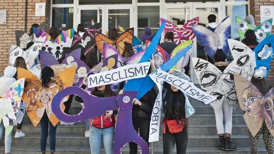 Els alumnes del Lacetània s&#039;impliquen contra la violència de gènere amb una acció artística
