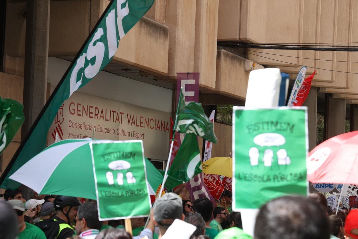 Protesta de los profesores frente a la sede territorial de Educación en Alicante