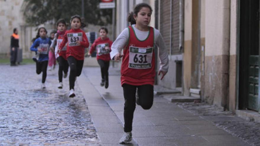 Varios de los atletas más pequeños que tomaron parte en la última San Silvestre inician su prueba.