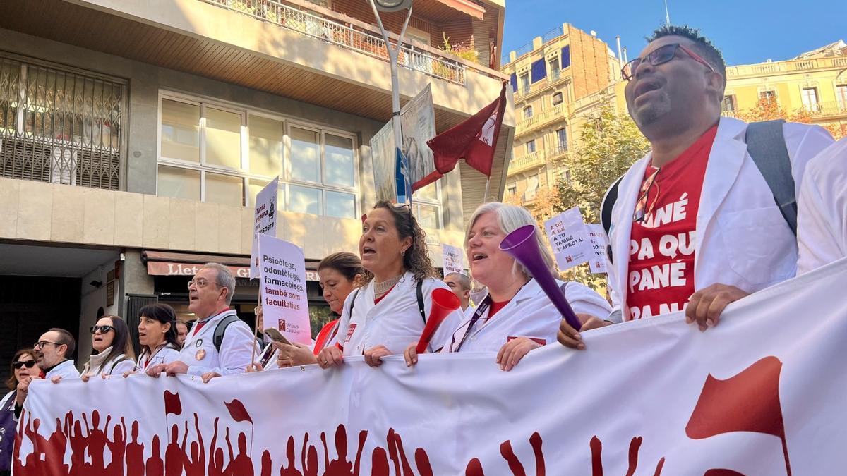 Los médicos catalanes salen de nuevo a la calle en su segunda jornada de huelga: Se trabaja con dificultad y estrés, pero no se dan soluciones