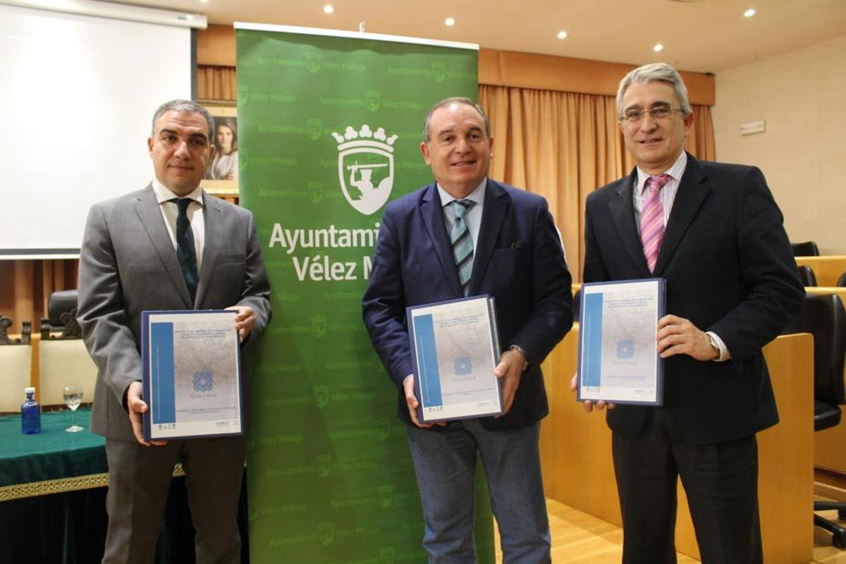 Elías Bendodo, Delgado Bonilla y Ángel González, ayer en Vélez.