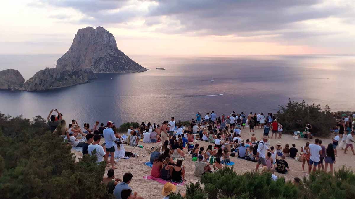 La puesta de sol en Ibiza, un botellón con vistas