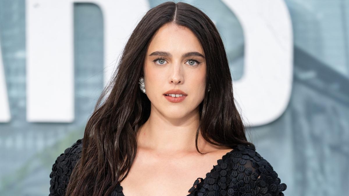 Las sandalias descalzas de Margaret Qualley