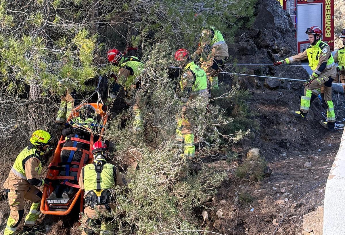 Motorista rescatado por los bomberos