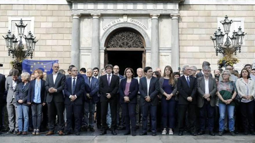 El president Puigdemont i l&#039;alcaldessa Ada Colau, entre altres, durant la concentració a la plaça Sant Jaume en protesta per l&#039;empresonament de Sánchez i Cuixart.