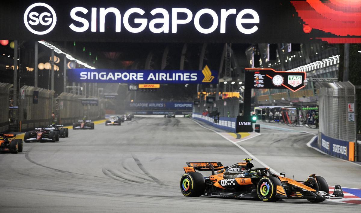 SINGAPORE (Singapore), 05/10/2025.- McLaren driver Lando Norris (R) of Britain in action during the 2025 Formula 1 Singapore Grand Prix at the Marina Bay Street Circuit in Singapore, 05 October 2025. (Fórmula Uno, Reino Unido, Singapur) EFE/EPA/TOM WHITE