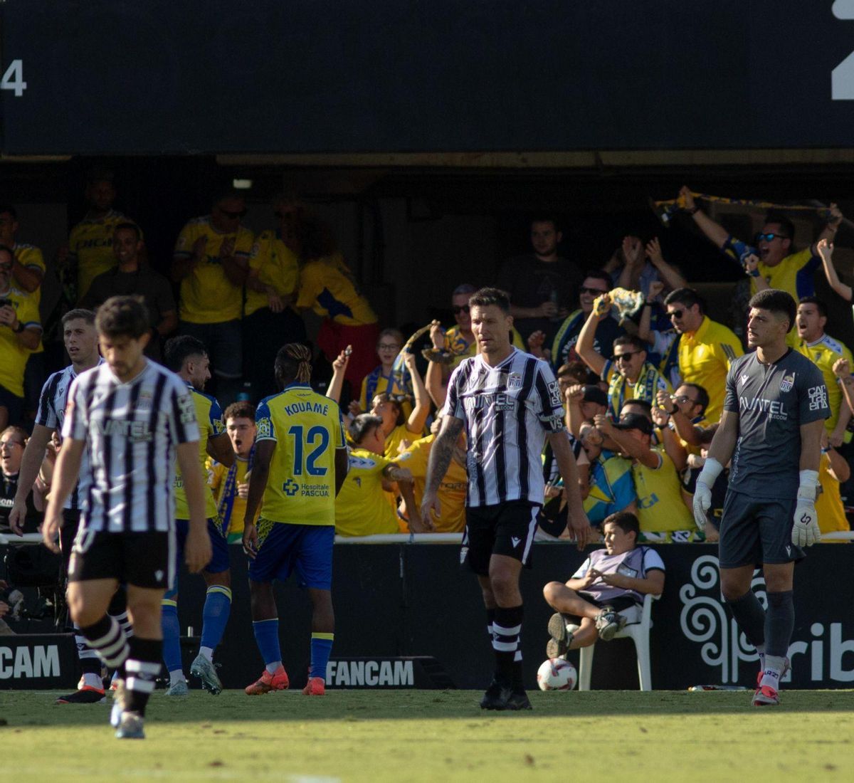 Los jugadores del Cartagena felicitan a Luis Muñoz por su gol. | LOYOLA PÉREZ DE VILLEGAS