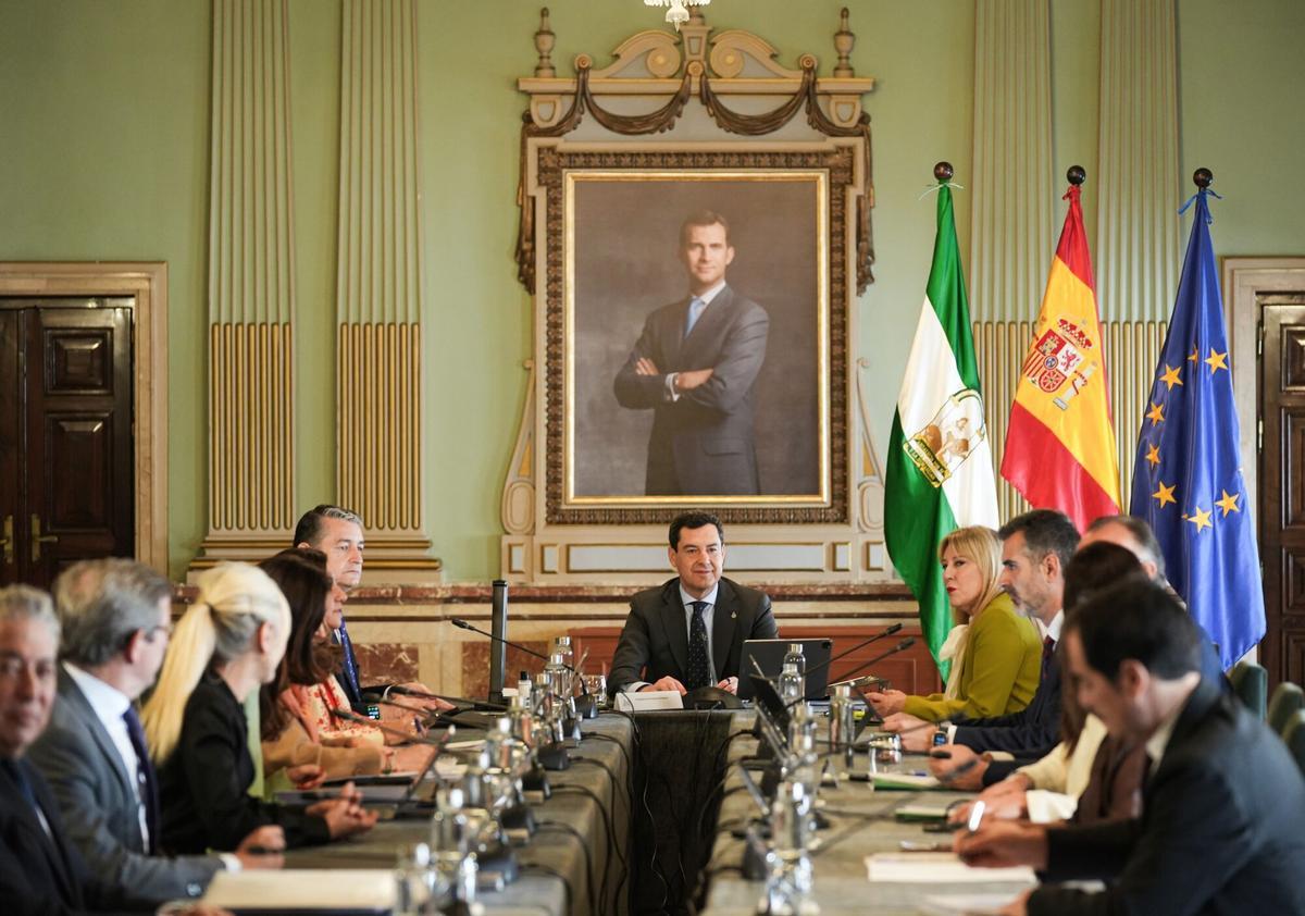 El presidente de la Junta de Andalucía, Juanma Moreno, preside en Huelva la reunión ordinaria del Consejo de Gobierno