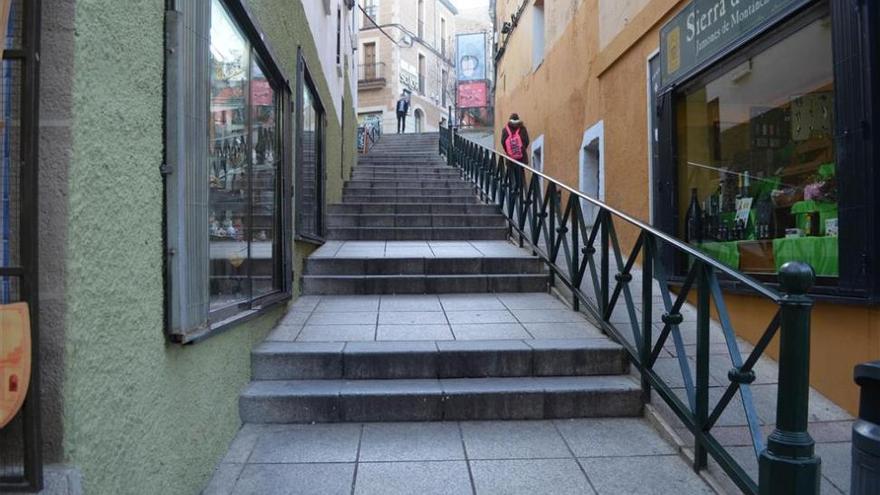 La escalera mecánica de la calle Alzapiernas de Cáceres se mantiene pese a las críticas