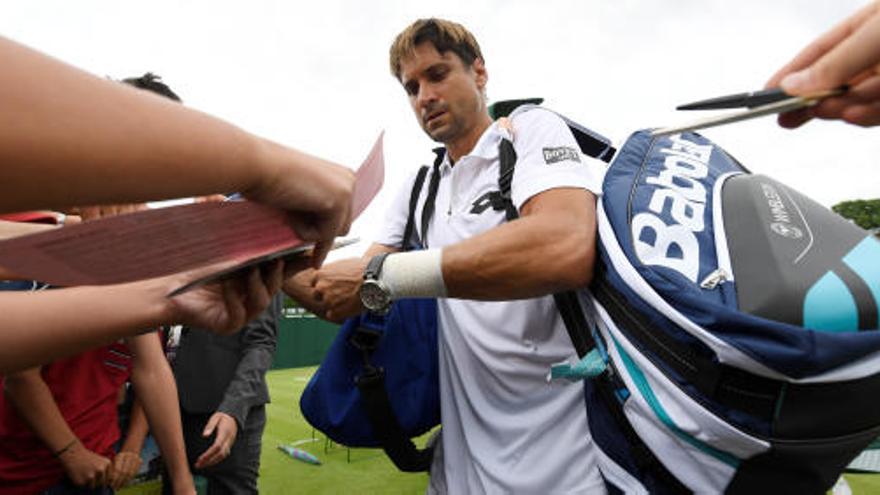 David Ferrer firmando autógrafos en Wimbledon