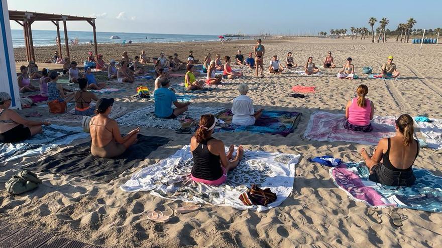 Momentos del festival de yoga en la playa de Canet d'en Berenguer