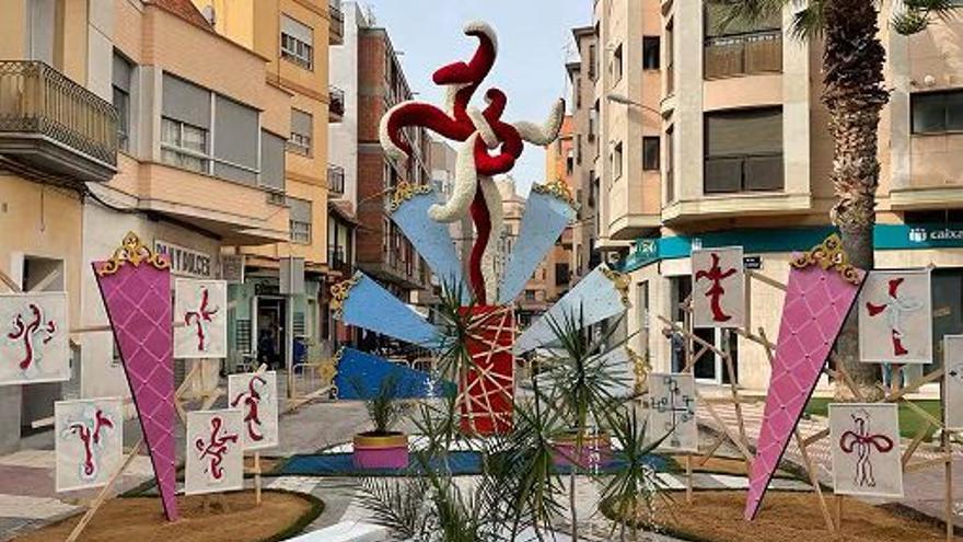 Cruz ganadora de la falla Barri València, un homenaje a la propia fiesta.