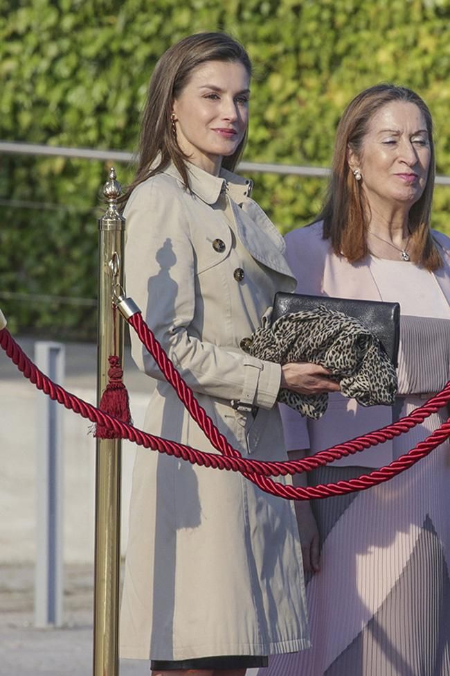 El trench con el que Letizia Ortiz ha puesto rumbo a Japón