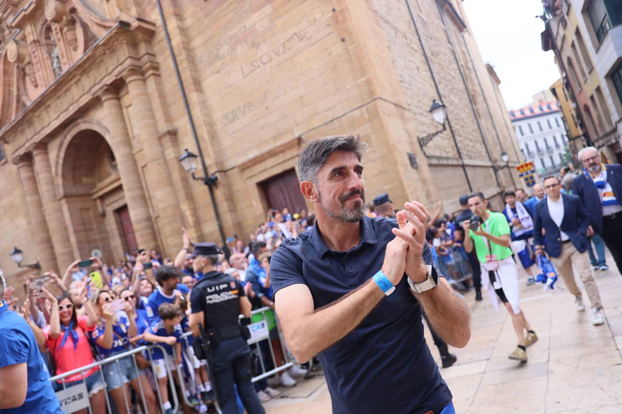 Locura azul en las calles de Oviedo para celebrar el ascenso del equipo a Primera División