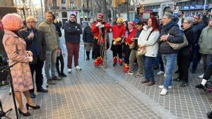 El concejal Jordi Valls interviene en el acto de homenaje a Milagros Carballo.