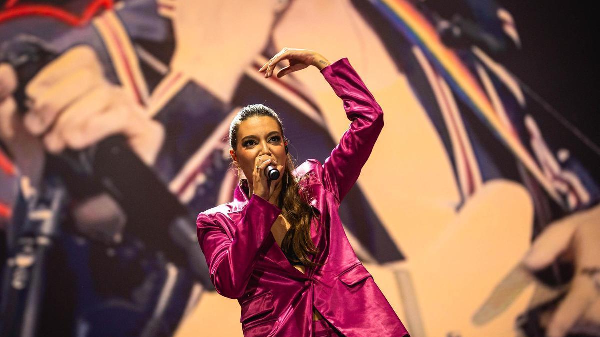 Ana Guerra durante su actuación en los Premios Dial 2026