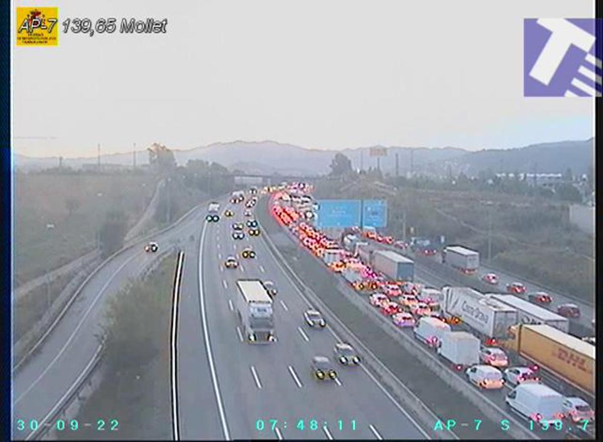 Cues quilomètriques a l’AP-7 per un accident a Mollet del Vallès en sentit Barcelona Cues quilomètriques a l’AP-7 per un accident a Mollet del Vallès en sentit Barcelona