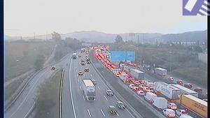 Cues quilomètriques a l’AP-7 per un accident a Mollet del Vallès en sentit Barcelona