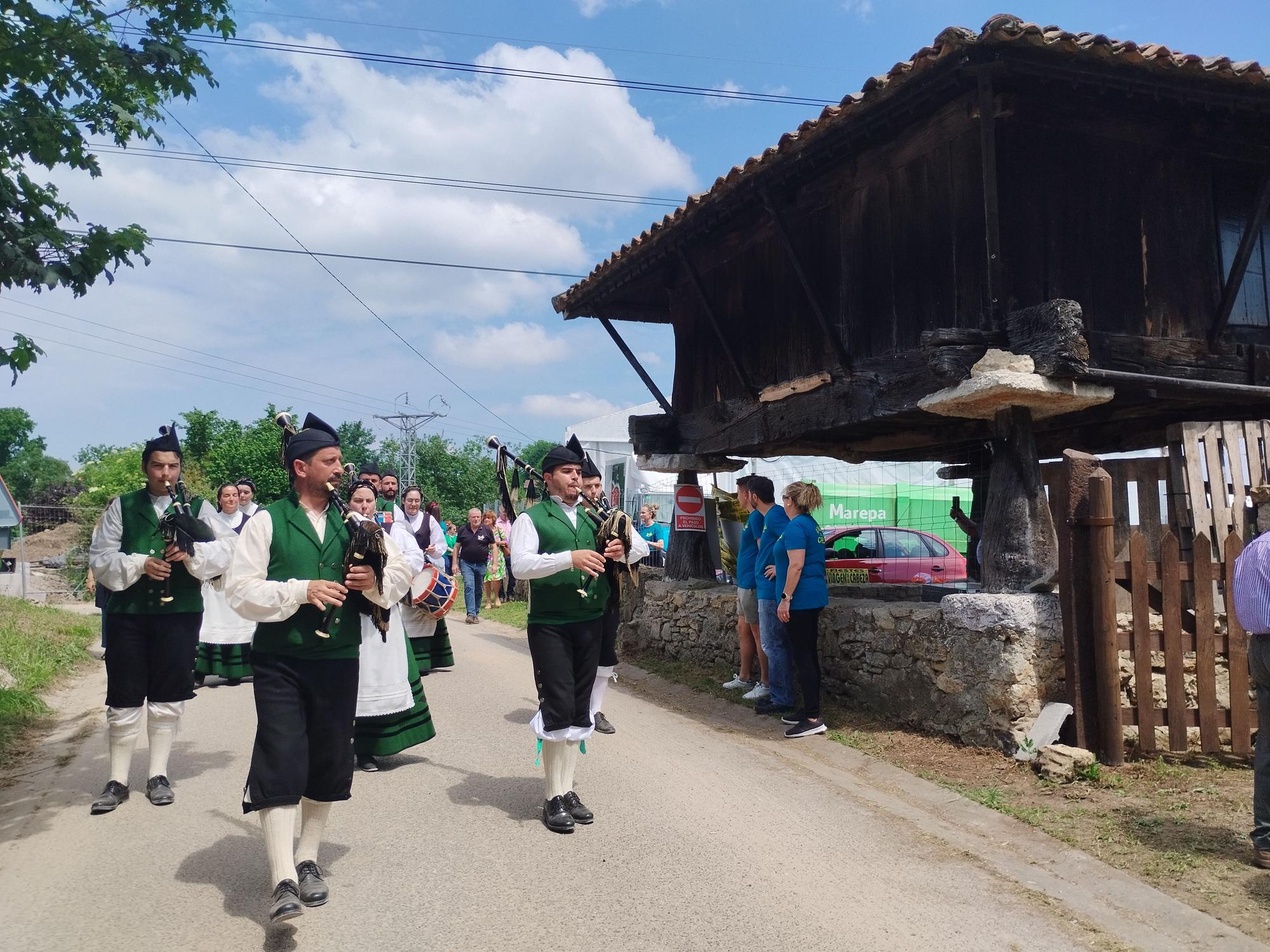 La misa solemne y procesión de la Virgen de la Cabeza en Meres, en imágenes