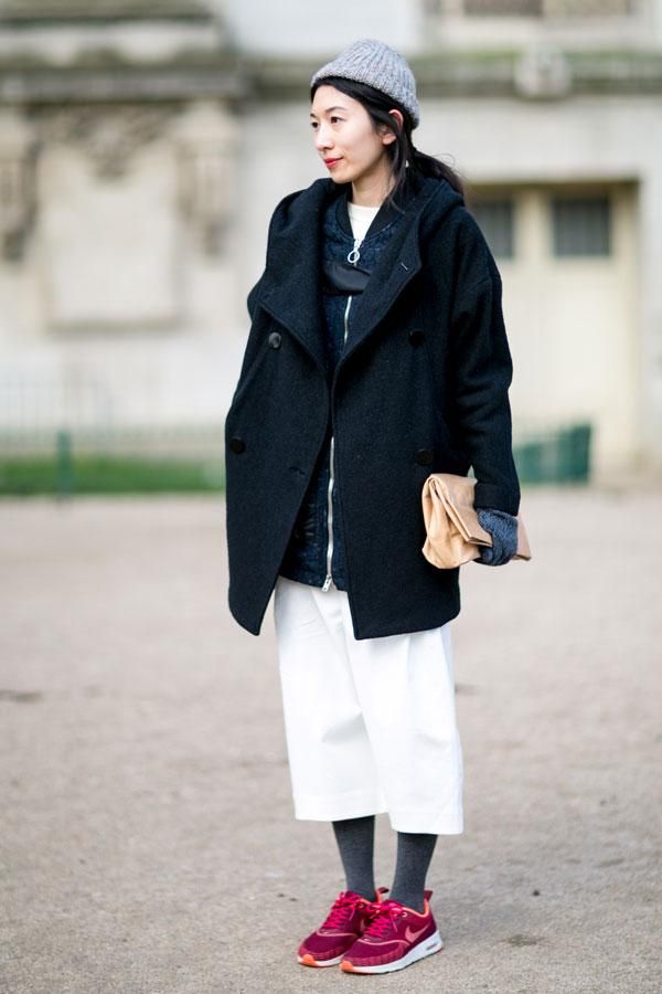 Zapatillas rosas con medias en gris