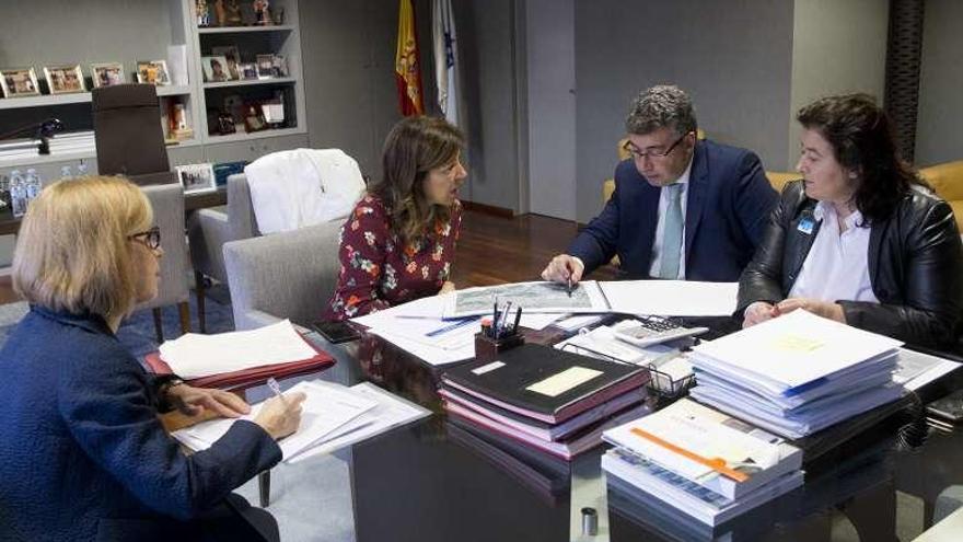 La conselleira Beatriz Mato (centro) con el alcalde Javier Bas y la concejal de Urbanismo de Redondela, María del Carmen Amoedo.