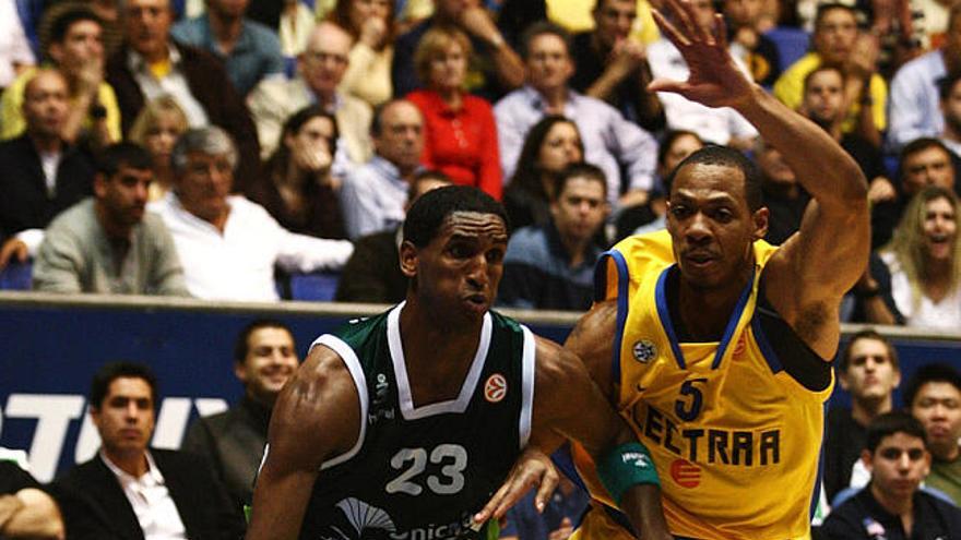 Duelo. Kelati, que salió en el partido de ida, lucha con el ex cajista Marcus Brown.
