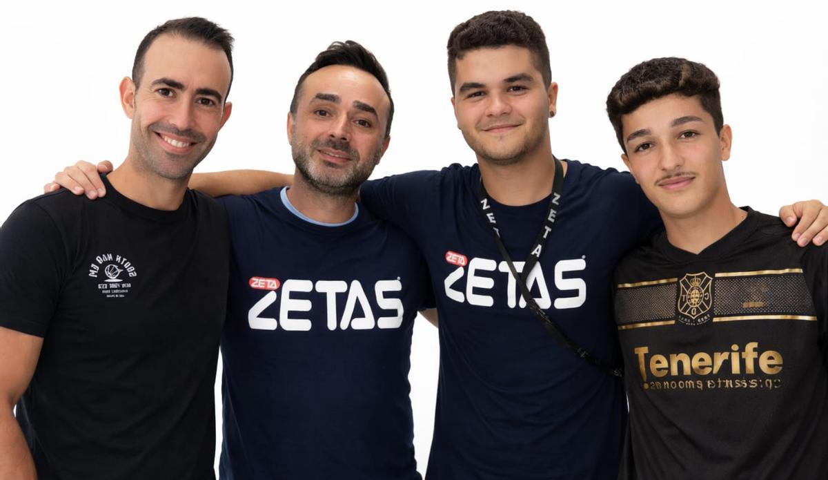 Richar Casanova, segundo por la izquierda, con su hermano Xerach y sus hijos, Isael y Marcos.