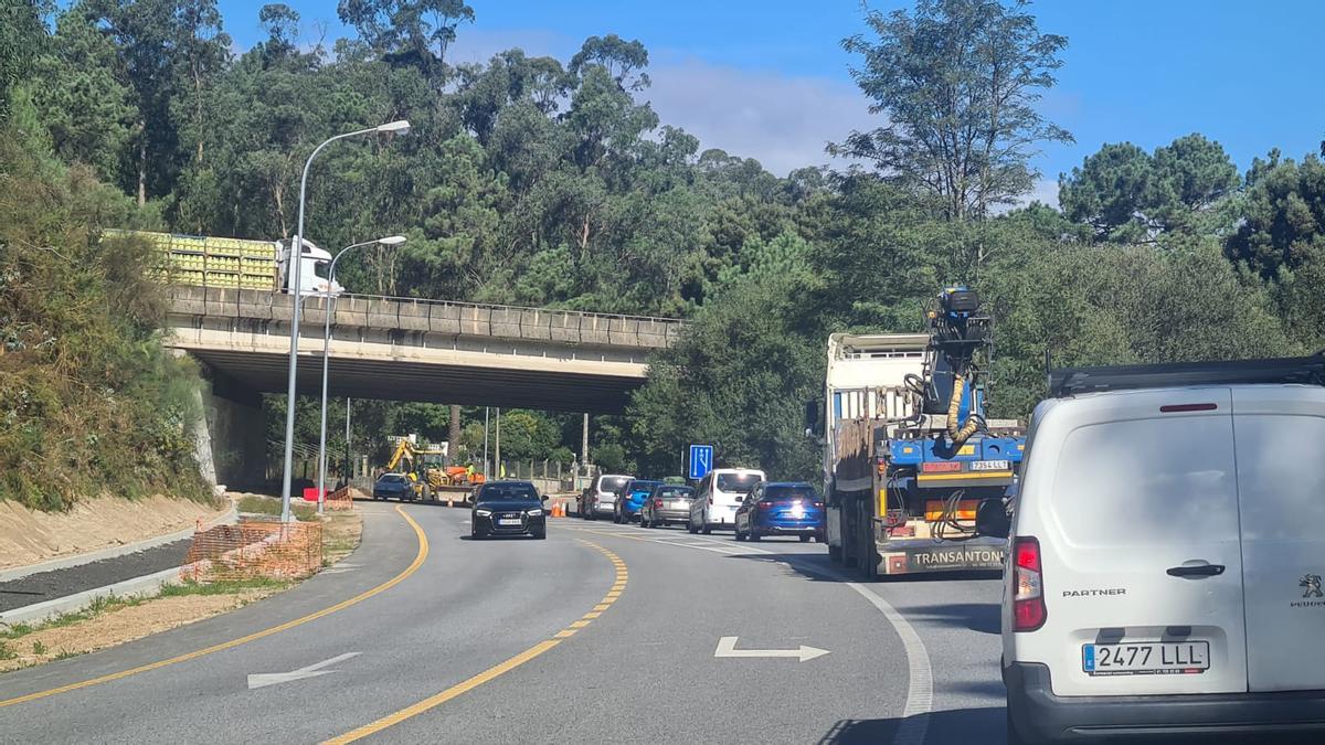 Largas retenciones en la PO-531 por las obras de una senda peatonal en A Devesa