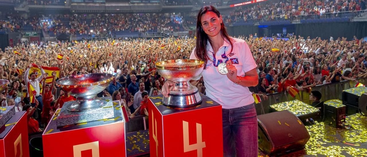 La ibicenca Lorena Torres posa con la medalla de oro y con la copa de campeónes del Eurobasket 2022 alzado por España en Alemania en la fiesta a la selección en Madrid.  | RFEB