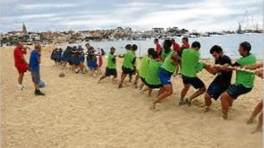 L&#039;equip entrenant-se a la platja gran de Palamós.