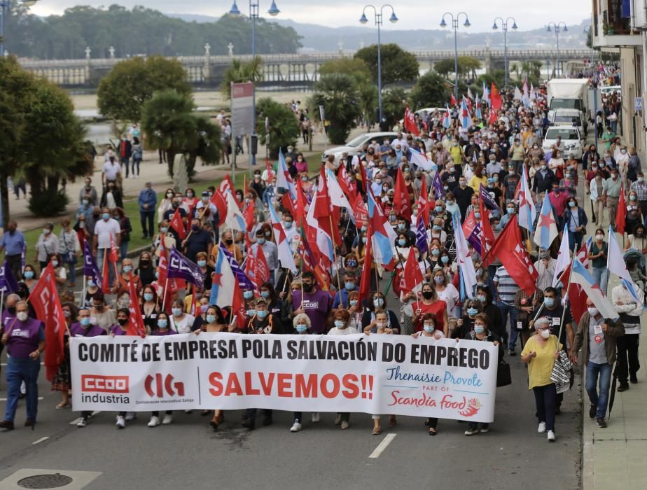 O Grove se vuelca con los trabajadores de la conservera Thenaisie en una manifestación / Miguel Muñiz