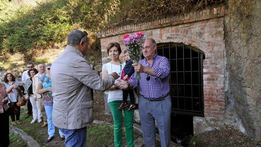 José Luis Soto entrega un ramo de flores a Suárez, que está acompañado por su mujer, Isabel Vázquez, y su nieta Candela.