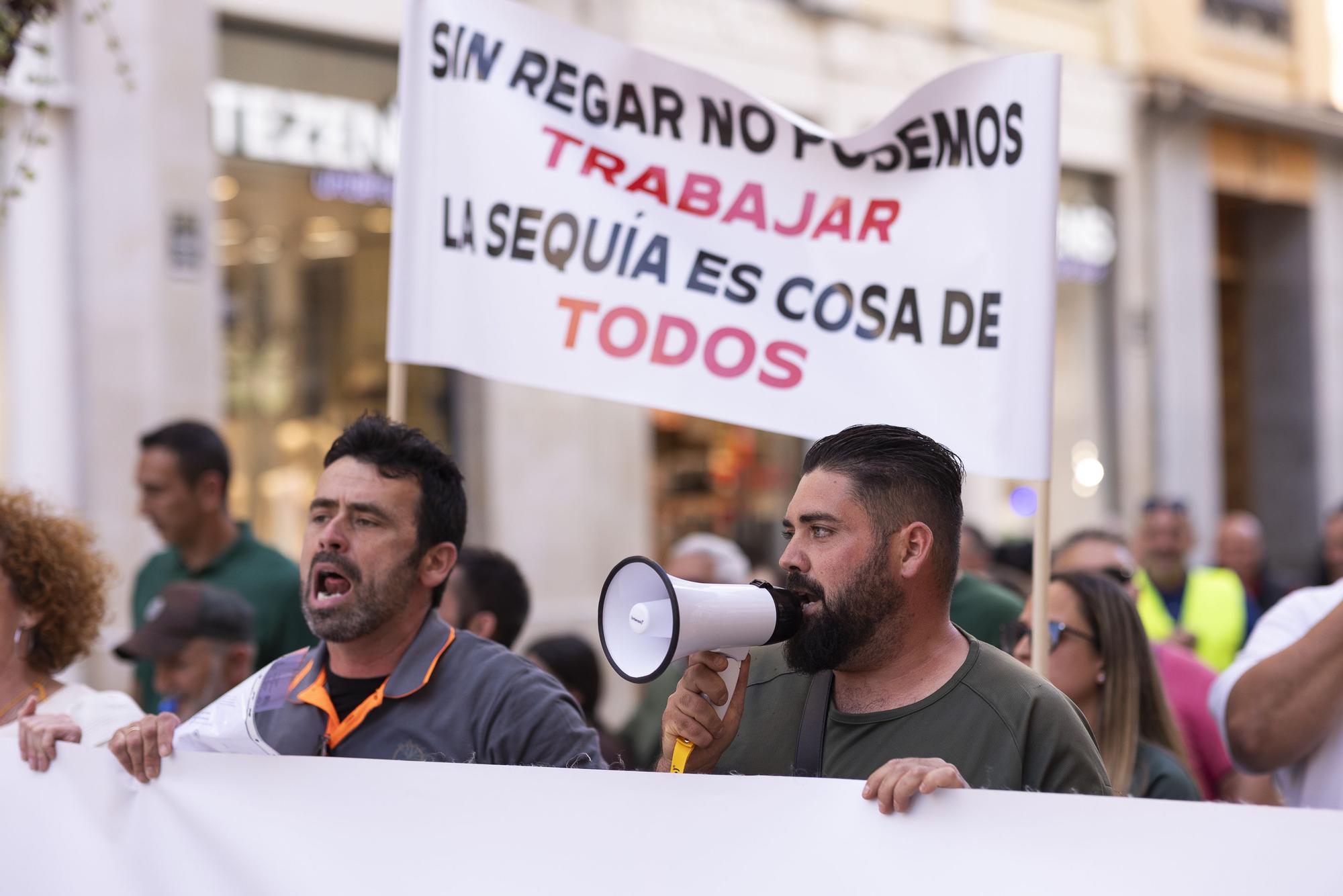 Manifestación de diferentes empresas y autónomos que se dedican a la jardinería y mantenimiento de piscinas privadas contra el reparto discriminatorio de los recursos hídricos, en Málaga. 
