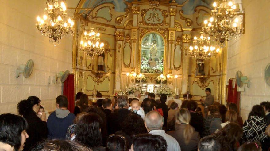 Santa Pola celebra la presentación de los bebés ante el Niño Jesús de Praga
