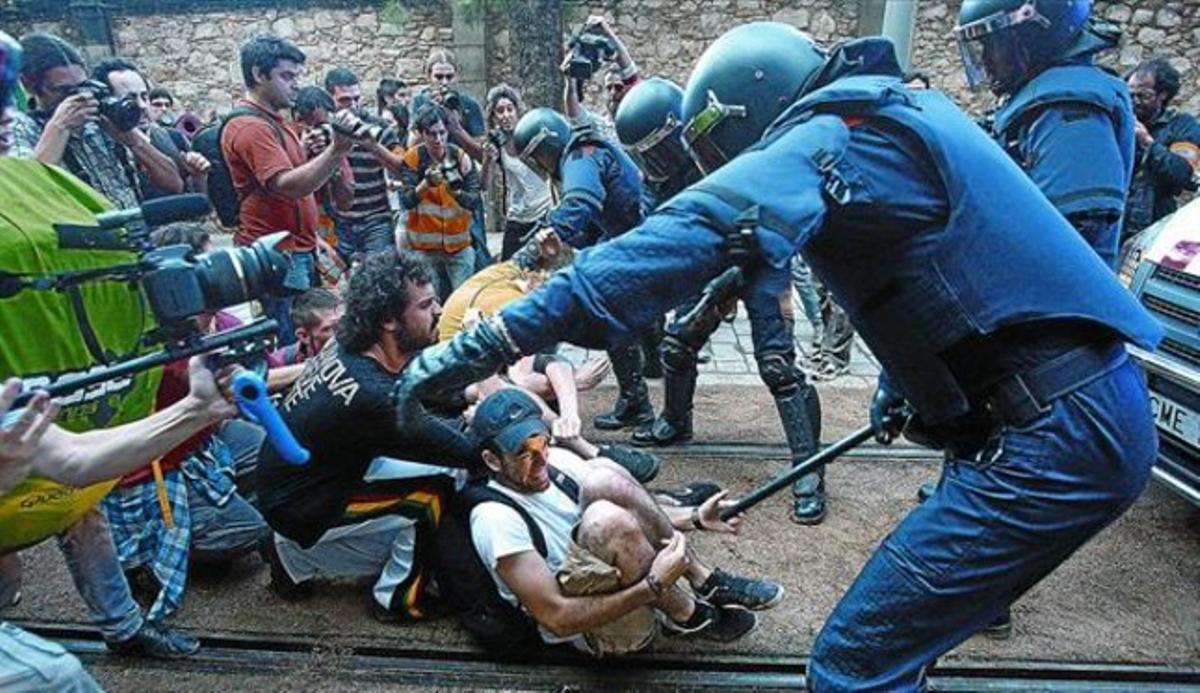 Uns mossos desallotgen participants en la seguda al carrer de Wellington, ahir al matí.