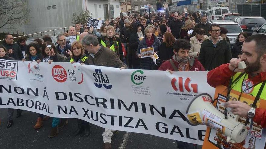 Manifestación de los funcionarios de justicia por las calles de la ciudad de Pontevedra. // Rafa Vázquez
