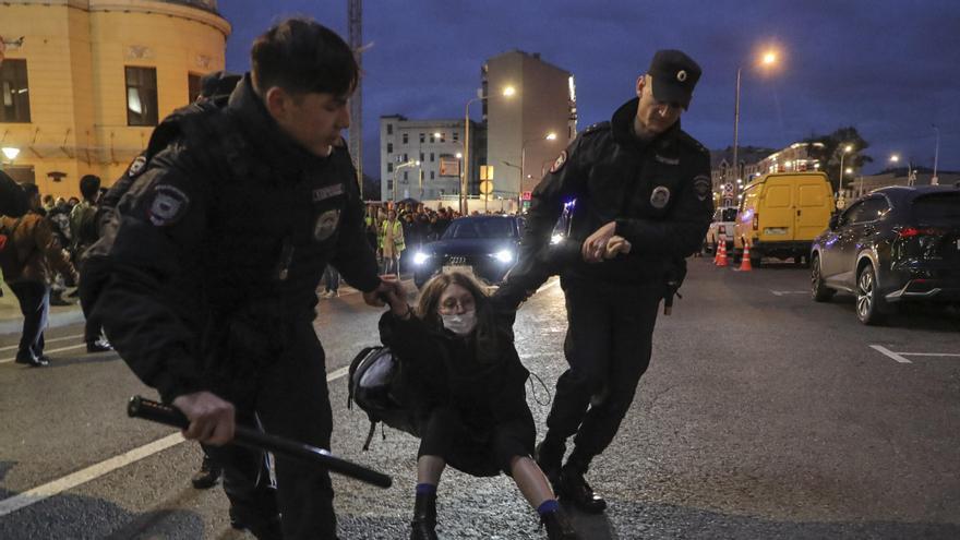 Dos policies detenen una jove que participava en una concentració contra la mobilització militar a Rússia