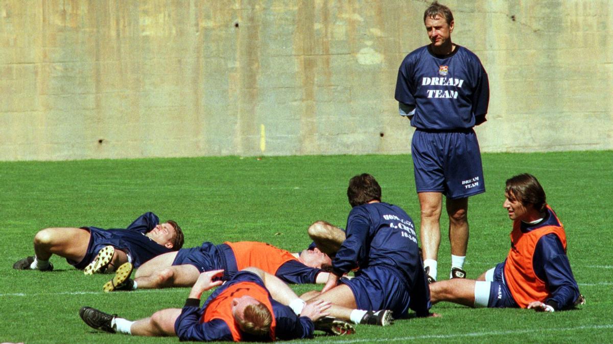 Cruyff observa a sus pupilos en el entrenamiento previo al homenaje al 'dream team' de marzo de 1999.